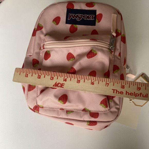 jansport lunch box pink Big Break Bag Featuring a large insulated main compartment to keep items hot or cold plus an exterior zip pocket for utensils or napkins and an adjustable Velcro handle. Jansport Big Break Lunch Bag